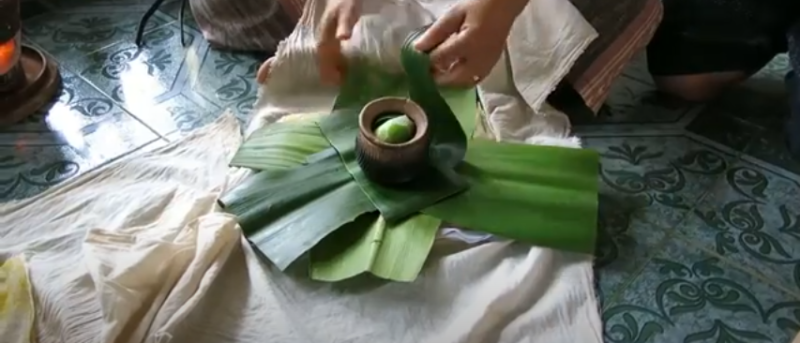 Thai Hot Salt-Filled Clay Pot Compresses Massage