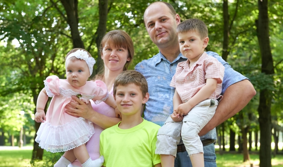 Family with baby and two siblings