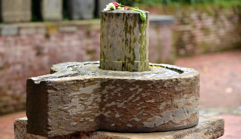 Lingam and Yoni statue